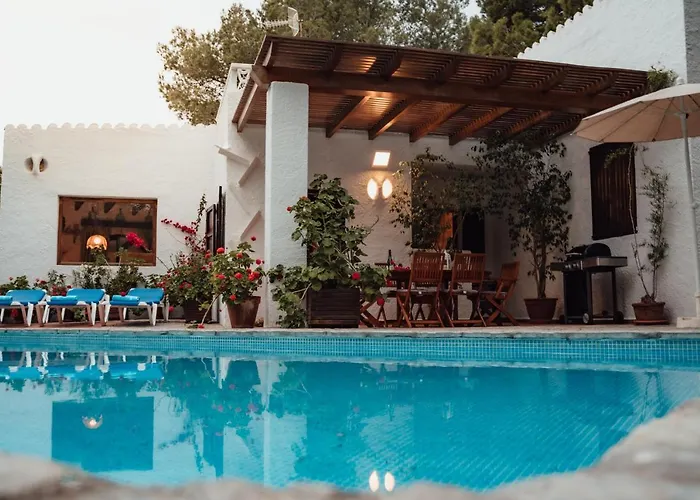 بيت للعطل En Con Piscina Privada En El Bosque *